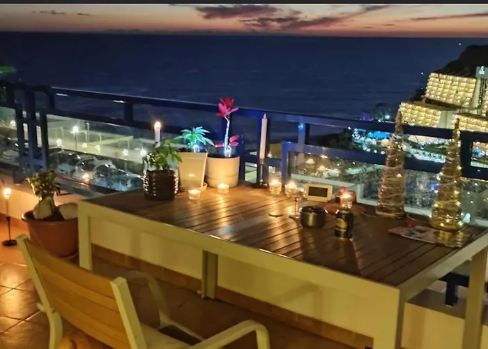 Sunny Seaview Modern - Pool And Access Apartment